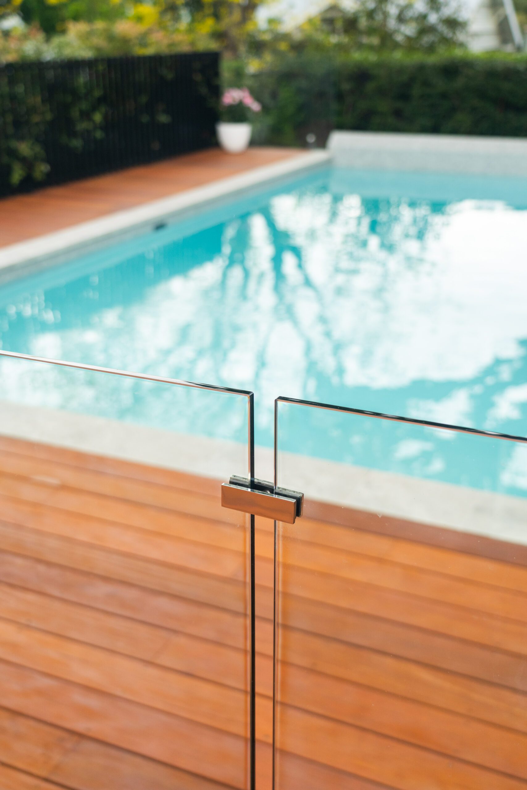 Glass Vice Pool Fencing and Finrail Standard Panel Aluminium Fencing